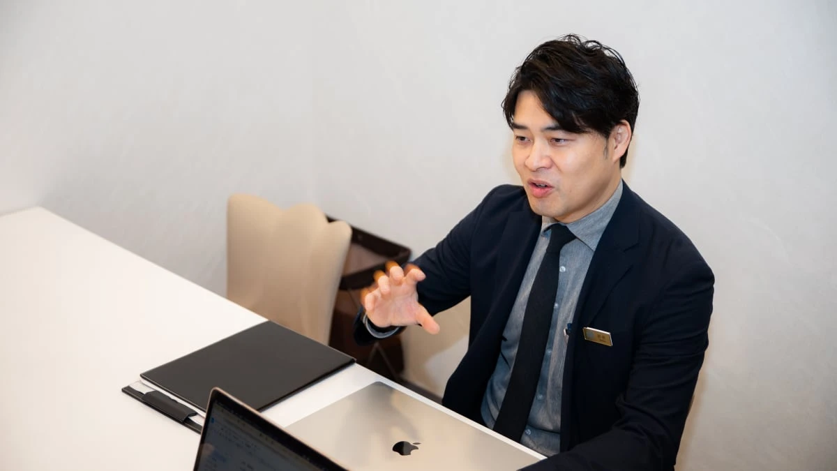 現場スタッフと連携したSNS撮影の様子について語る田中様